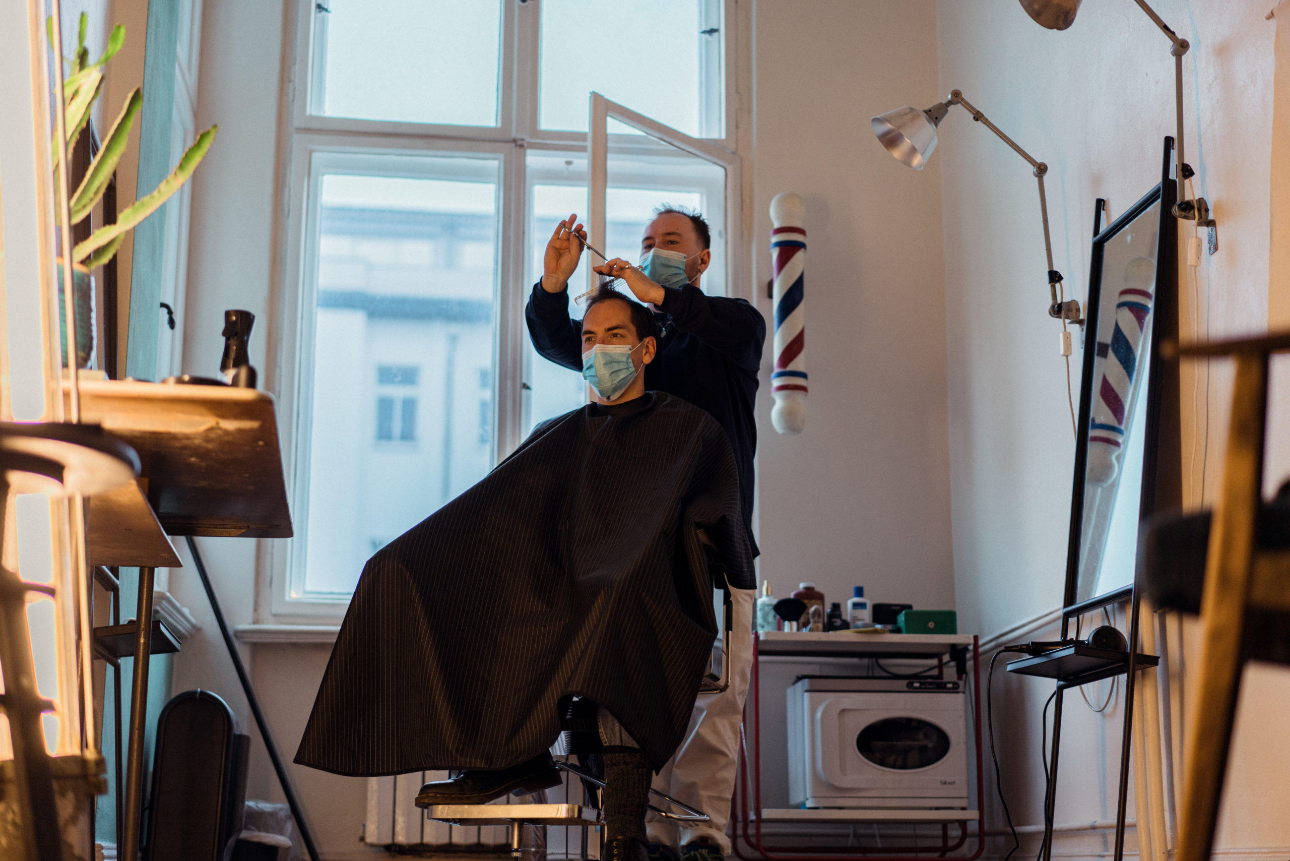 Bild: Ein Friseur bei der Arbeit in Berlin Mitte